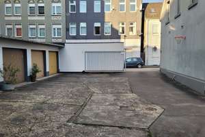 Zweifamilienhaus mit Werkstatt, Kühlraum, 9 Garagen, Carport und Freifläche