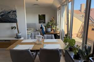 Ruhige Dachgeschosswohnung im Herzen von Zamdorf, mitten im Grünen.