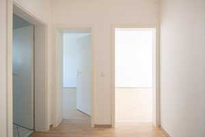 *PRAKTISCHer Grundriss_Tageslichtbad_Balkon_AR_familiäres Flair_VIEL GRÜN_HANSEVIERTEL – Geschwister-Scholl-Straße 17, 99085 Erfurt – Vorschaubild 7