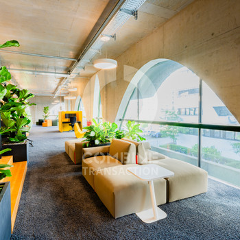 Exot an der Stralauer Allee. combine Transaction.