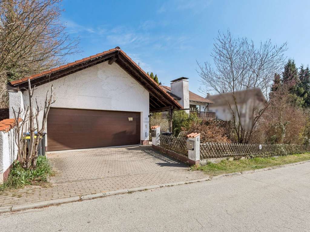 Immobilie in Erdweg - Renovierungsbedürftige 4-Zimmer-Wohnung in Erdweg-Kleinberghofen - Bild 1