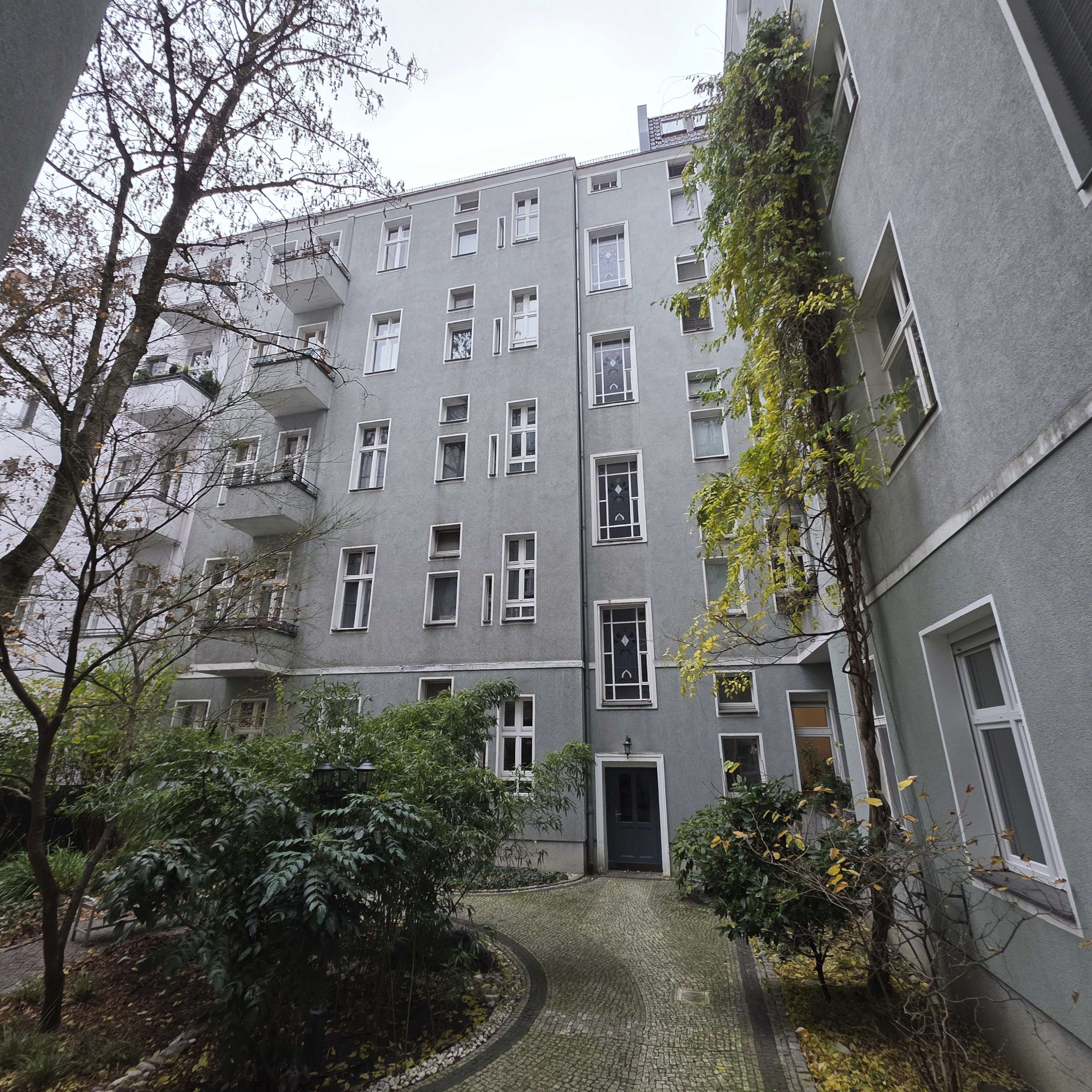 Ruhige Ku’damm-Lage: 4-Zimmer-Altbau mit Stuck, Dielen, Balkon & Aufzug, renovierungsbedürftig, Berlin – Bild 4