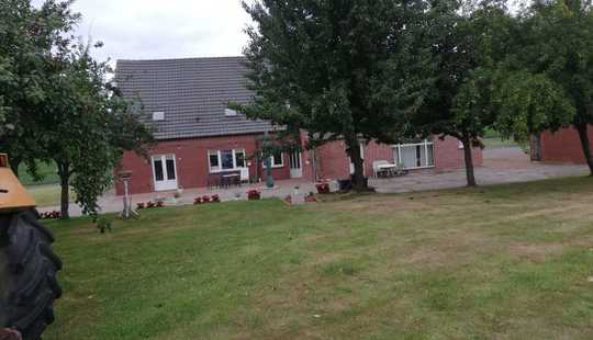 Bild von Hofstelle mit Mehrfamilienhaus und 2 Mastställe