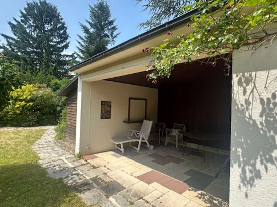 überdachte Gartenloggia hinter