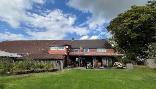 Bild von Hofgebäude mit Lagerhallen in Theener/Hagermarsch - Deichblick! - Ostfriesische Nordseeküste