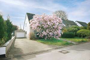 Ein Zuhause voller Möglichkeiten: zeitloses Zweifamilienhaus
mit wunderschönem Garten! – Die vollständige Adresse der Immobilie erhältst du vom Anbieter., 40721 Hilden – Vorschaubild 1