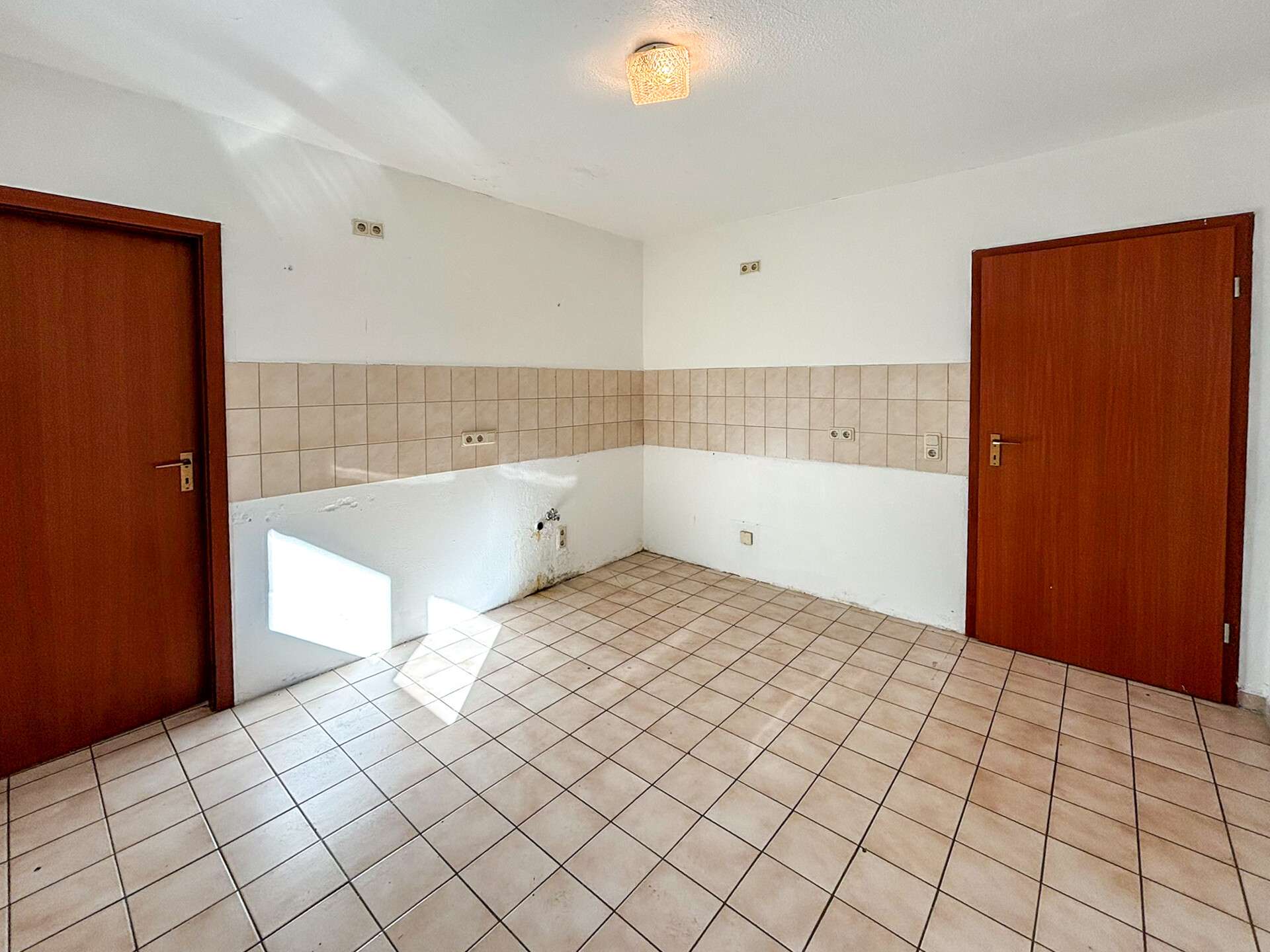 Immobilie in Mittelhof - Renovierungsbedürftige Eigentumswohnung mit zwei Balkonen und Stellplatz in zentraler Lage! - Bild 6