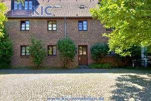 Stilvolles Dachgeschoss-Apartment in historischer Hofanlage von
Köln-Zündorf