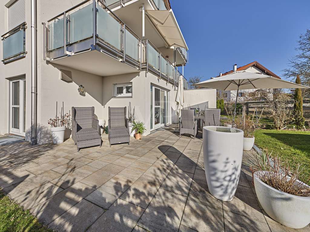 Immobilie in Frasdorf - Sonnige EG-Wohnung mit Terrasse, Gartenpavillon und schönem Blick ins Grüne - Bild 1