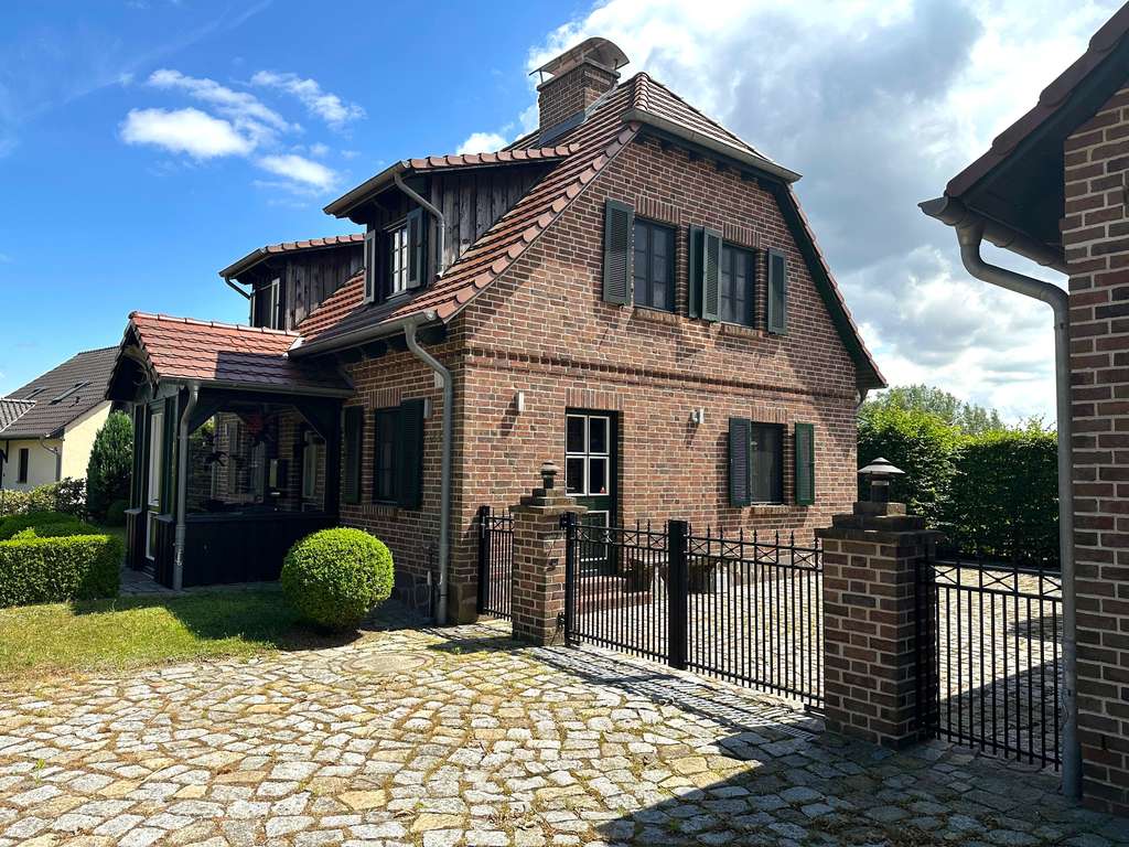 Immobilie in Userin - Ihr Rückzugsort im Grünen - Einfamilienhaus mit Einliegerwohnung, Wildkammer und Pool - Bild 2