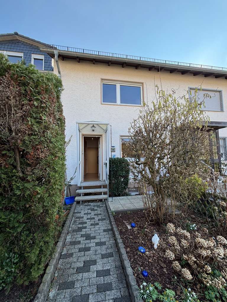 Kleines Reihenmittelhaus für Paare oder junge Familien mit Garten und Ausbaureserve im Dach