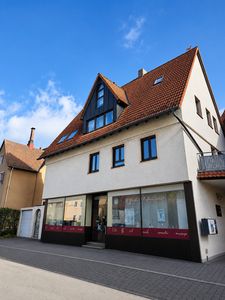 Attraktives Wohn- und Geschäftshaus mit 2 Wohnungen & Laden in Feucht