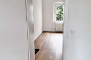 Helle kl. Altbauwohnung, Nähe Uni, 1 Raum + Küche , Diele, Wannenbad, 2024 saniert, Einbauküche – Ellernstr. 69, 45326 Altenessen-Süd, Essen – Vorschaubild 4