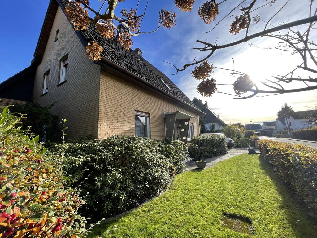 Immobilie in Steinhagen - Freistehendes Einfamilienhaus auf großem Grundstück in zentraler Lage von Steinhagen - Bild 0