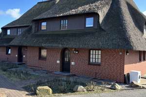 Kleinod unter Reet mit Meeresblick