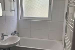2-Zimmer-Balkonwohnung mit Laminat, Tapeten und modernem Wannenbad – Lehnackerstraße 54, 47179 Fahrn, Duisburg – Vorschaubild 3