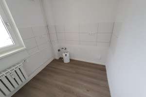 Renovierte 3-Zimmer-Wohnung mit hellen Fliesen // 1.OG Wohnung 1 – Lutonstr. 1, 38444 Detmerode, Wolfsburg – Vorschaubild 1