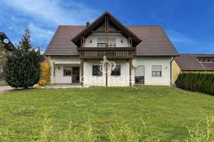 ***Für Investoren - Gut vermietetes, großes Zweifamilien,- bzw. Mehrgenerationenhaus sucht neuen Eig – Die vollständige Adresse der Immobilie erhältst du vom Anbieter., 92363 Breitenbrunn – Vorschaubild 1