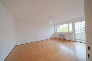 Attraktive 3 Zimmer-Wohnung mit Loggia, Aufzug & Stellplatz im Münchner Norden
