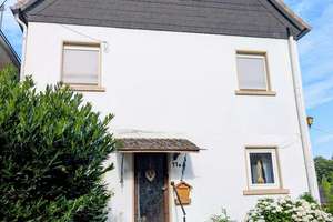 PROVISIONSFREI: In Lieberhausen: Gemütliches Haus in zweiter Reihe mit 2 Garagen und 2 Scheunen