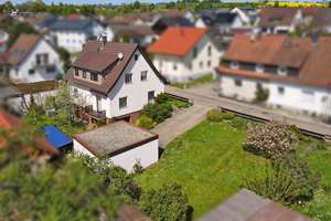 Freistehendes EFH in Mühlhausen mit großem Garten, Garagen und weiterem Baupotenzial – Die vollständige Adresse der Immobilie erhältst du vom Anbieter., 75233 Tiefenbronn – Vorschaubild 1