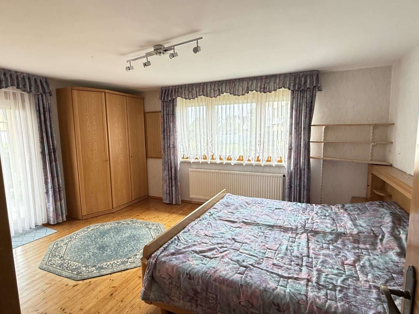 Immobilie in Meßkirch - Einfamilienhaus mit ELW, Nahwärmeheizung und 2 Garagen in guter Lage - Bild 4