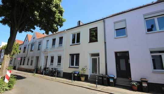 Bild von Reihenmittelhaus mit zwei Wohneinheiten zentral in Findorff – renovierungsbedürftig mit Potenzial