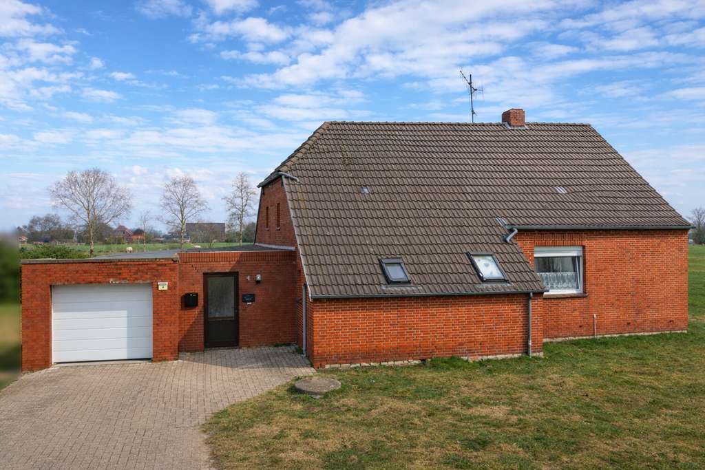 Immobilie in Ihlow - Charmantes Landhaus mit Wirtschaftsteil, Garage und großem Garten in Ihlow-Simonswolde - Bild 1