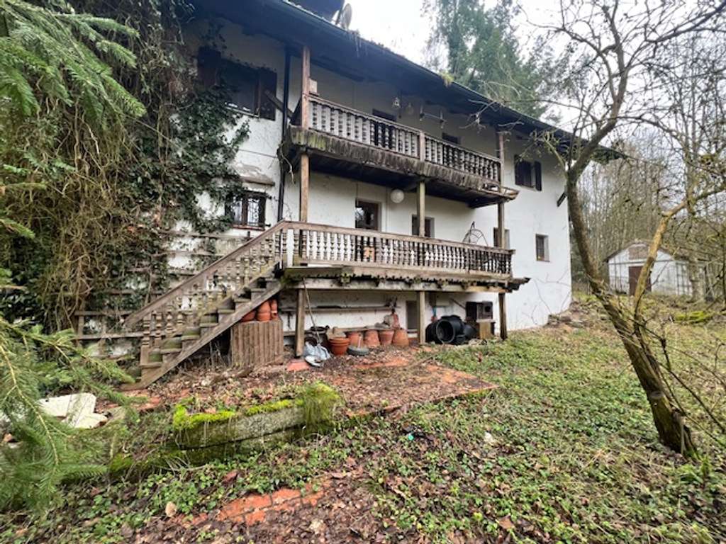 Immobilie in Auerbach - Idyllisches Anwesen (Baujahr 1690) auf ca. 32.000 m² großem Grundstück in absoluter Alleinlage - Bild 1