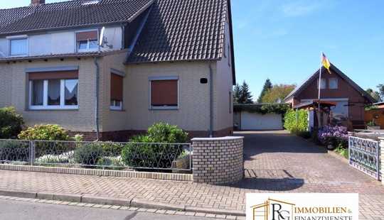 Bild von Siedlungshäuschen mit großzügigem Hof, Garagen und einem großen Garten zur Eigenversorgung