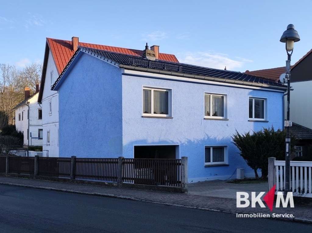 Immobilie in Waltershausen - Klein, gemütlich, familienfreundlich – Haus mit Kamin und grüner Oase - Bild 1