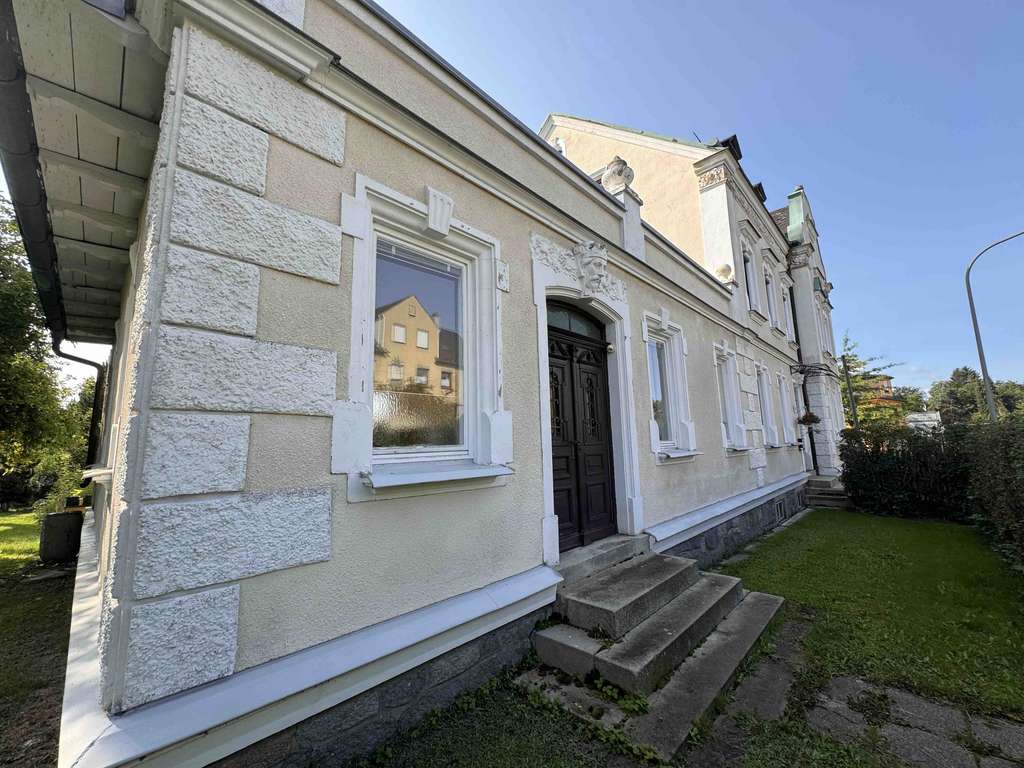 Immobilie in Arzberg - Herrschaftliches, großzügiges Einfamilienhaus mit Garten und Doppelgarage - Bild 2