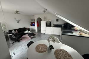 CYRIL HEYNE REAL ESTATE präsentiert: Modern-sanierte 2-Zi-DG-Wohnung mit Balkon und EBK  & Hobbyraum