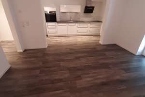 Junges offenes Wohnen mit Balkon