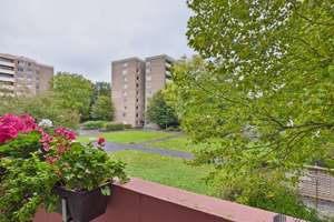 Geräumige Wohnung mit 4 Zimmern, Balkon und Tiefgaragenstellplatz!