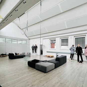 800 - 6.384 m² | lichtdurchflutet durch Sheddächer | Geeignet für Showroom, Fitness o. ä. + Lager