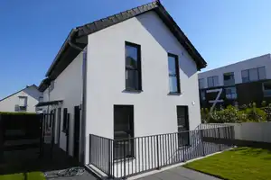 Erstbezug mit gehobener Ausstattung auf drei Etagen mit Garten