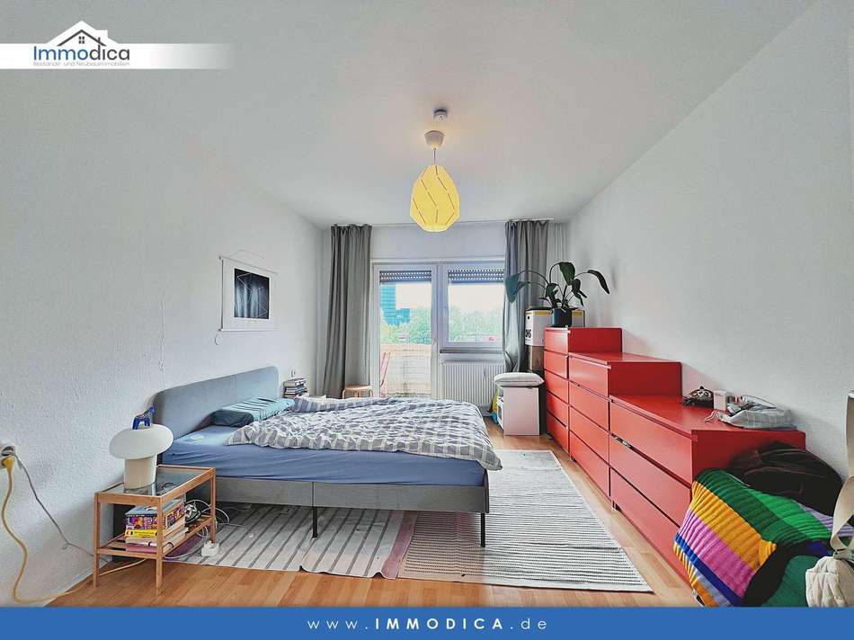 Schlafzimmer mit Zugang Balkon
