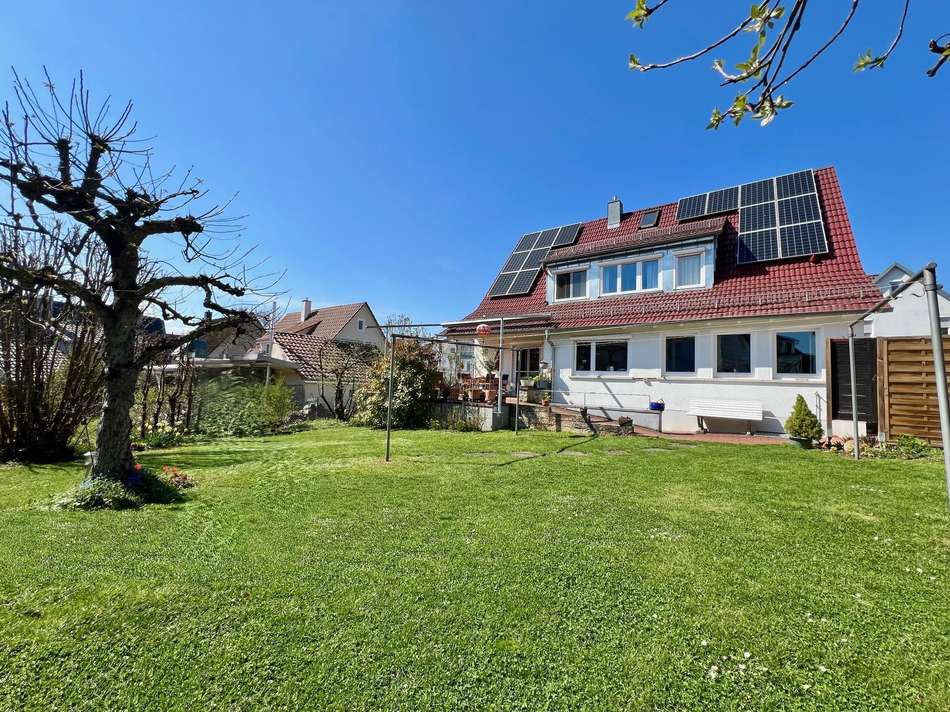 ebener und sonniger Garten
