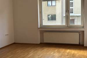 2,5 Zimmer Wohnung mit Parkettboden und eigenem Garten