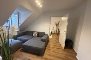 Moderne 2-Zimmer-Dachgeschosswohnung, teilmöbliert, in zentraler und charmanter Lage.