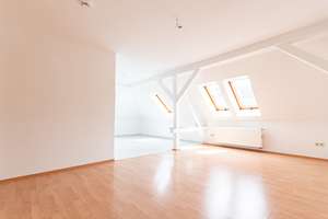 Helle Dachgeschoss-Wohnung | Ruhige Wohnlage | Tageslichtbad mit Wanne