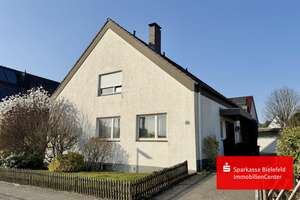 Schönes Einfamilienhaus mit Einliegerwohnung im Herzen von Quelle