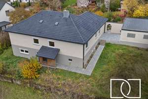 Traumlage! Teilrenovierter Bungalow mit separater ELW, großem Garten und Doppelgarage – Die vollständige Adresse der Immobilie erhältst du vom Anbieter., 91077 Neunkirchen am Brand – Vorschaubild 1