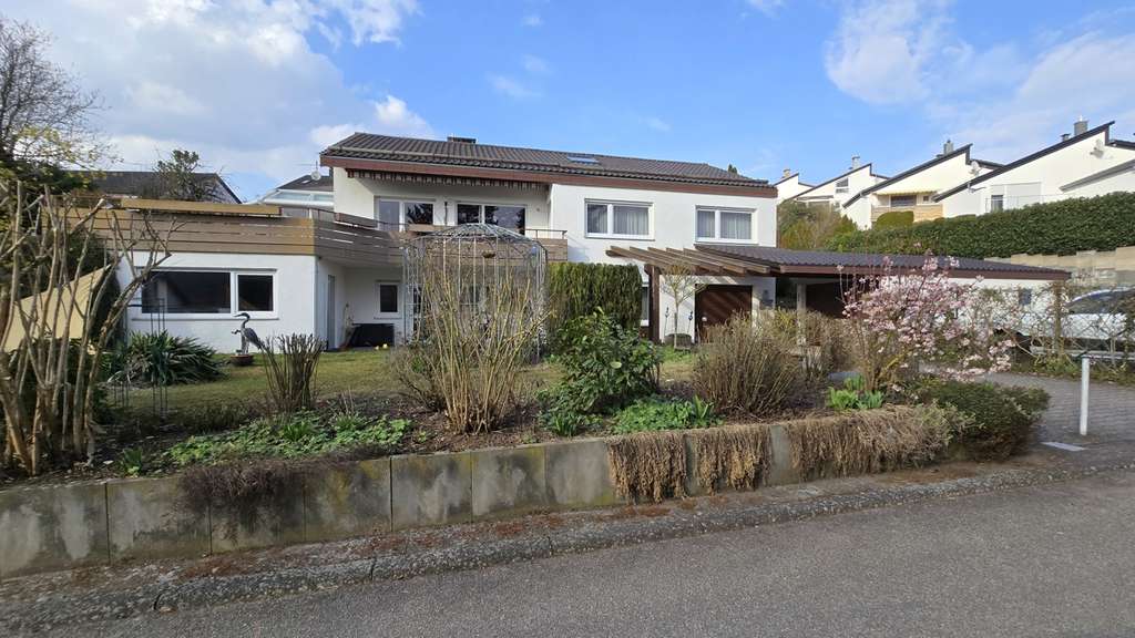 Immobilie in Heimsheim - Großes Einfamilienhaus mit Einliegerwohnung, Wintergarten, Garten u. 3 Garagen sucht neue Eigentümer - Bild 0