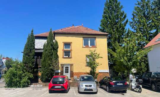 Freistehendes Zweifamilienhaus mit Garten und Ausbaureserven in zentraler Lage von Landau
