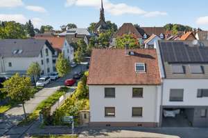 Eckgrundstück mit zusätzlichen Bebauungsmöglichkeiten - gegenüber Parkanlage, 2 FH mit Traum-Garten!