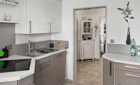 hochwertige 4-Zimmer Wohnung mit Balkon und Garage