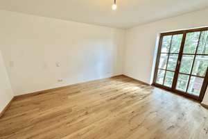 Erstbezug in moderner 3-Zimmer-Wohnung im neu ausgebauten Bauernstadl mit überdachter Terrasse – Ametsbichl 6, 83109 Großkarolinenfeld – Vorschaubild 8