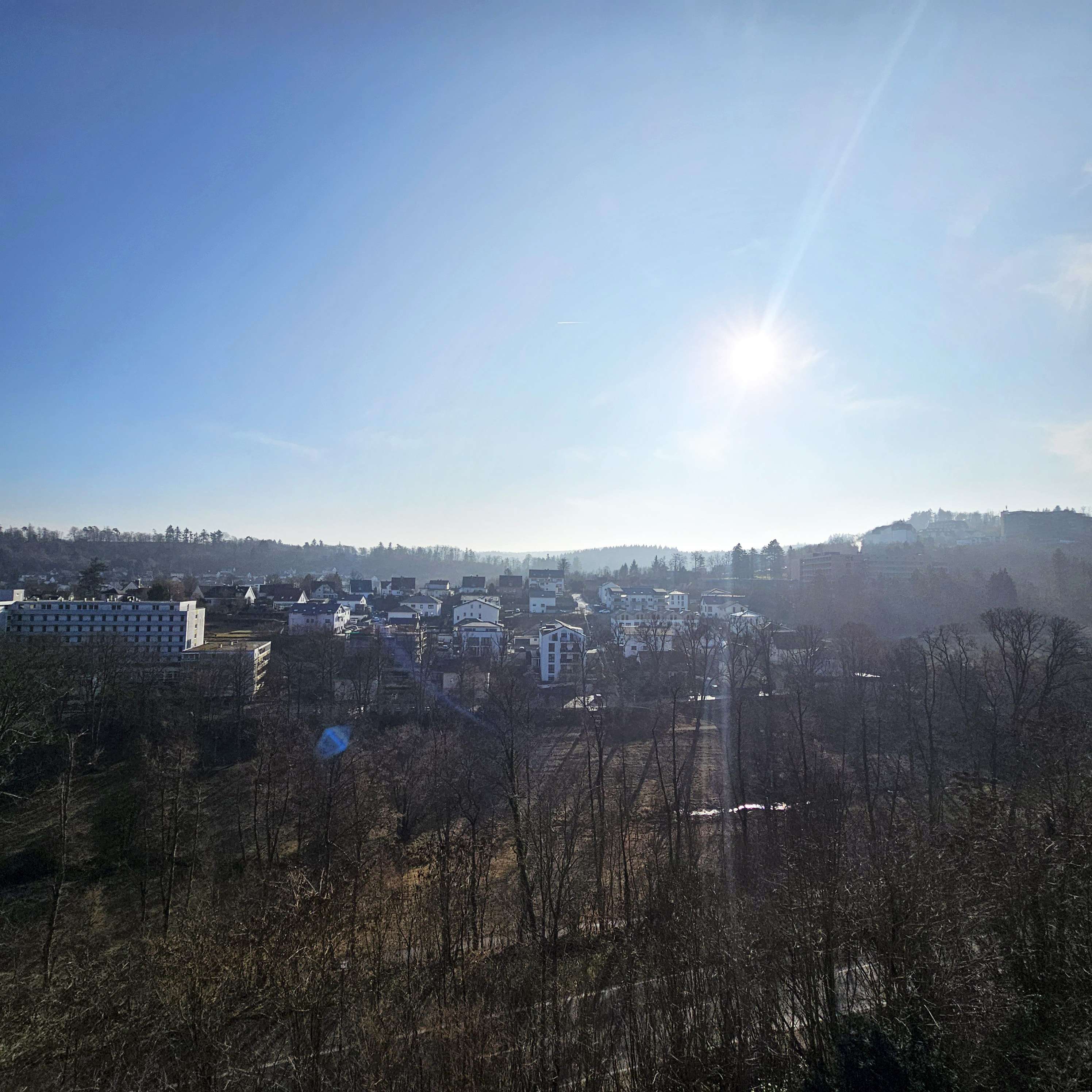 Renovierungsbedürftige Maisonette-Wohnung: 2 Loggien, Garage und Weitblick ins Grüne in ruhiger Lage, Rheingau Taunus Kreis – Bild 2